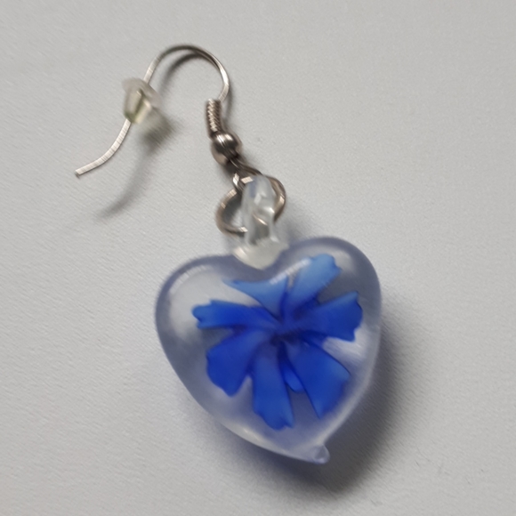 Blue flower in heart shape earrings - Picture 5 of 5